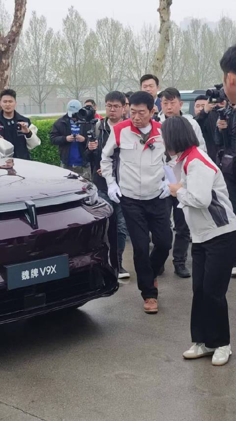 走路虎虎生风的魏总，亲自试驾魏牌V9X