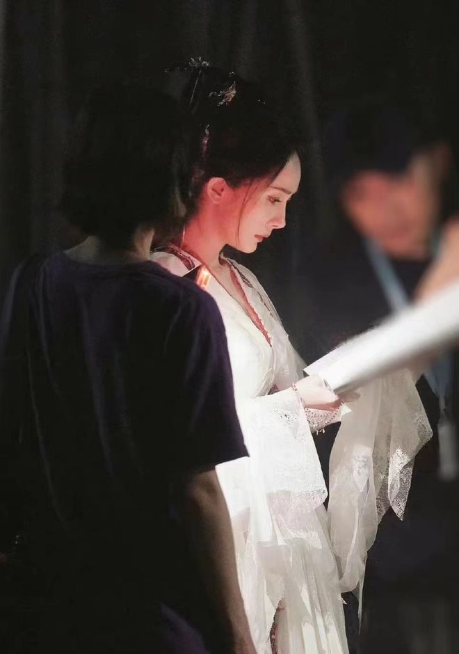 杨幂龚俊祝绪丹《狐妖小红娘》最新路透，杨幂受伤后首次现身横店