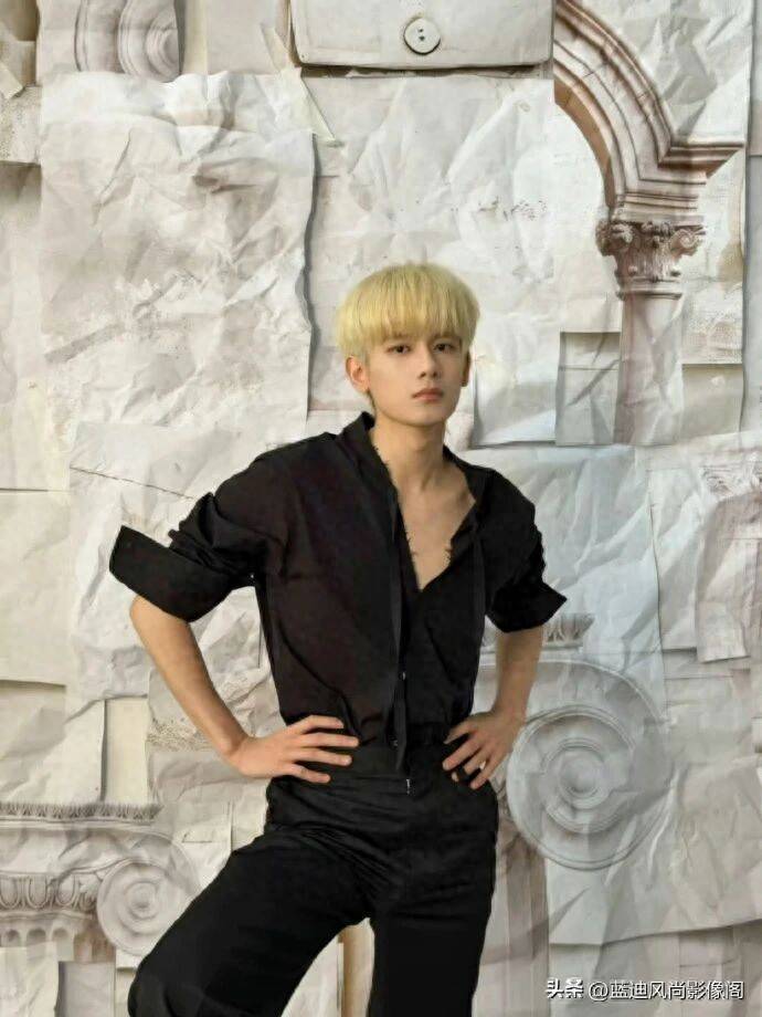 胡先煦MaisonMargiela：金发深V颠覆形象，废墟美学里的先锋少年