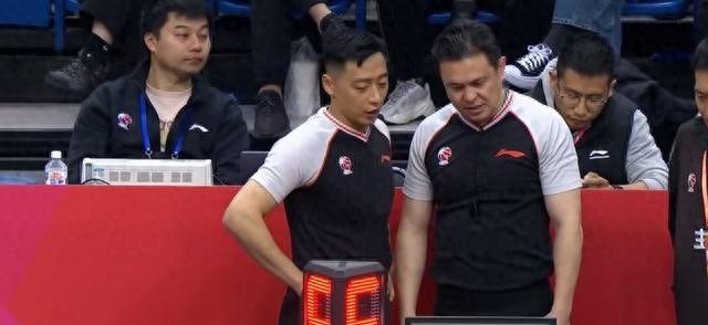 看到杜锋无人可用才想起黄明依，才知道小崔为何这么久还打不出来