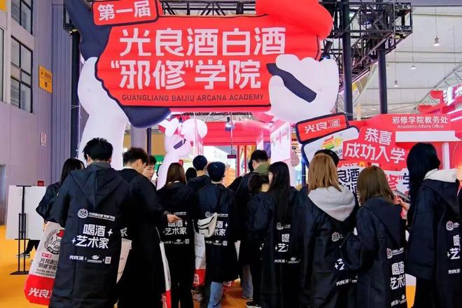 玩“邪修”、穿“道袍”，光良“不装”？