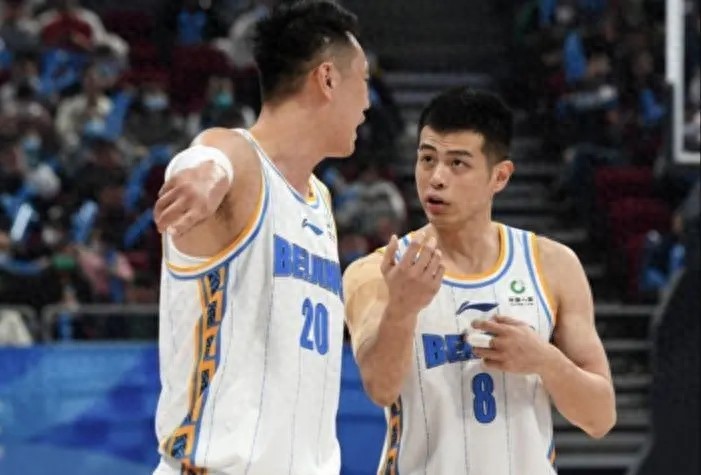 北京男篮老将发光！翟晓川客串5号位砍两双，周琦划水引争议