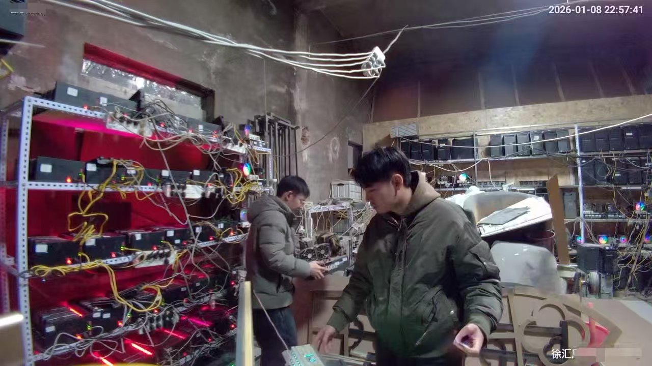 徐彙警方專案組一舉抓獲10名犯罪嫌疑人，現場查獲大量電腦、手機、服務器硬盤等作案工具。警方供圖