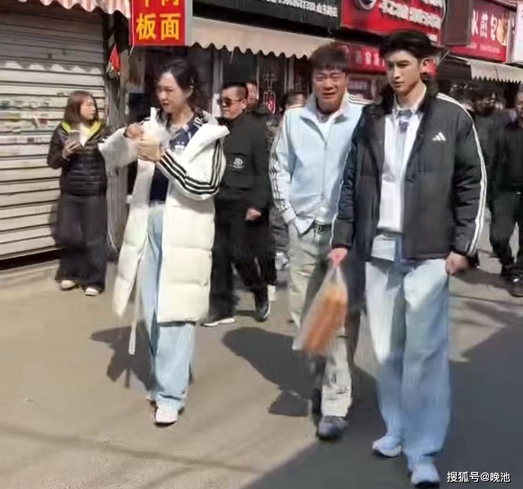 大连英博看球据点偶遇王大爷+范志毅，老范还与美女帅哥一起逛了早市