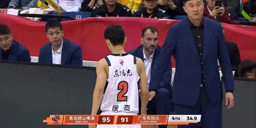 广东为何能够完成大逆转？杜锋赛后一语点破，表扬刘维伟