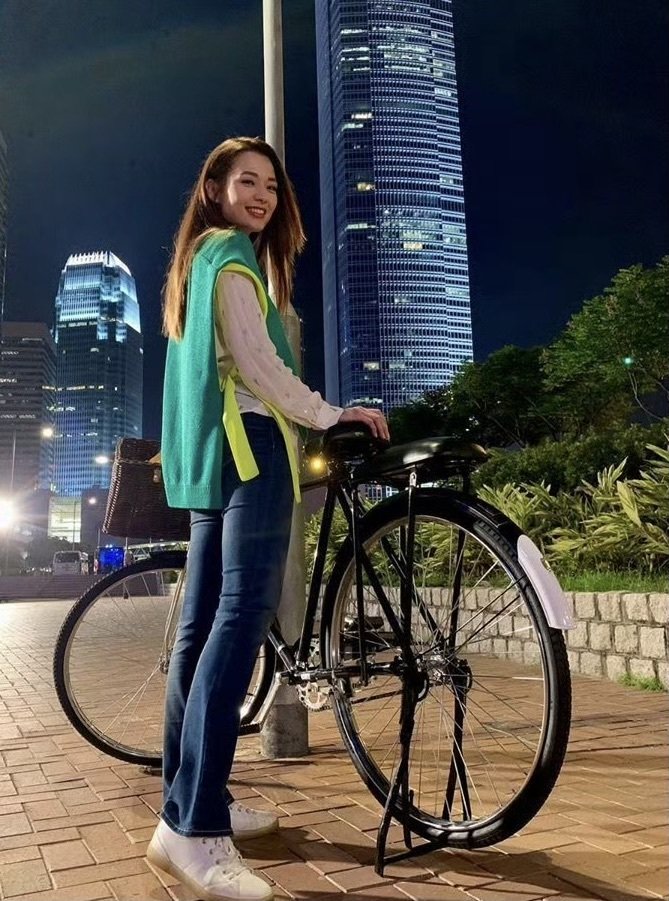 TVB知名女星晒母子合照！小家伙被指撞脸林俊杰，游泳比赛获铜牌