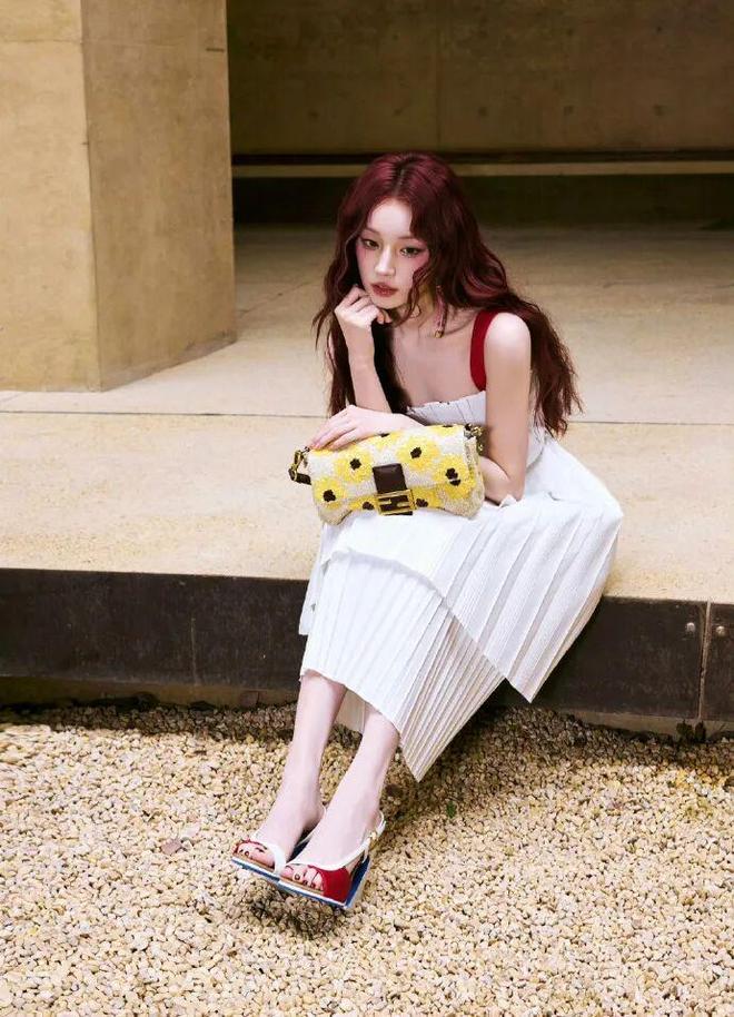 宋雨琦 FENDI 景德镇活动：红发白裙撞色，是初夏最明媚的少女诗篇