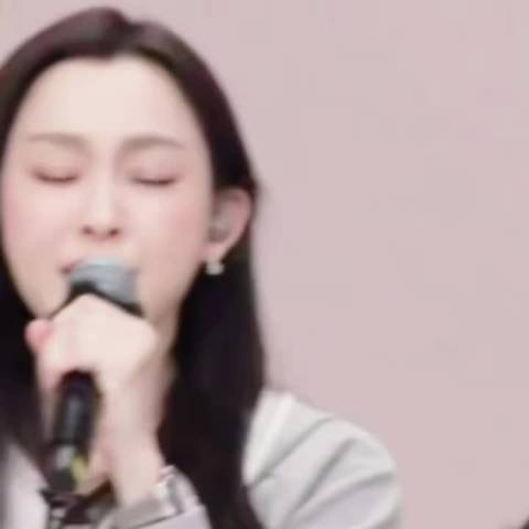 范玮琪发博说自己在努力背词中，明天就要公演了，姐姐加油啊！