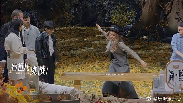 容祖儿看起来是个淑女，拍洋画姿势比田震还爷们，笑坏周深！