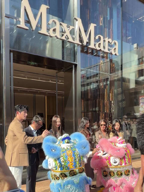 蒋欣、戚薇、沈月、王凯沐为Max Mara北京三里屯太古里精品店开业祥狮点睛