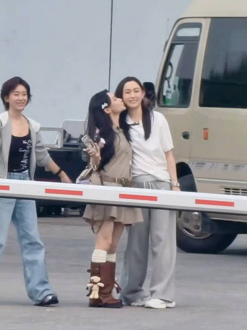 范玮琪何宣林浪姐上班路透互亲脸颊