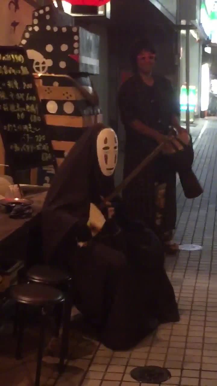 在饭店弹琴卖艺为生的无脸男