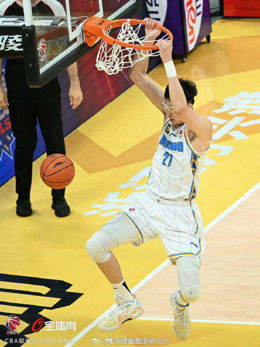 周琦出色的臂展和身高在防守端为北京北汽带来了哪些优势？