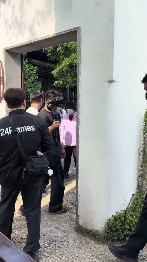 胡彦斌拙政园被歌迷cue全拿走