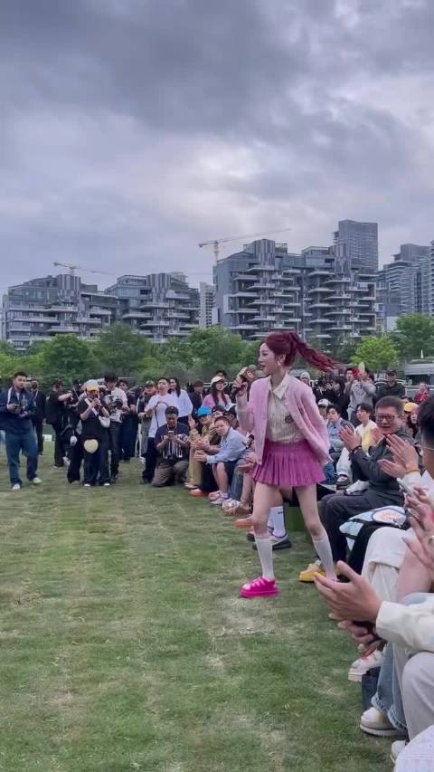 线下真人比镜头里还要瘦还要美，纤细又元气，完全元气美少女来着的