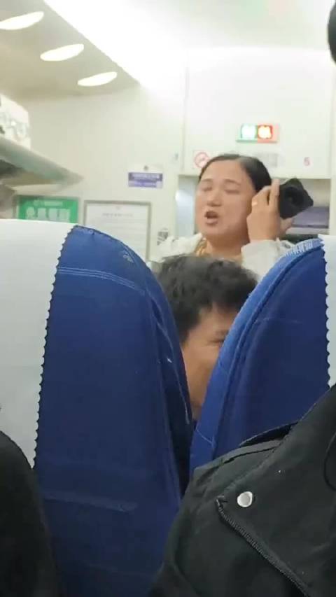 火车上大姐唱歌， 歌神就是我 ，乘警:大姐你要干嘛？