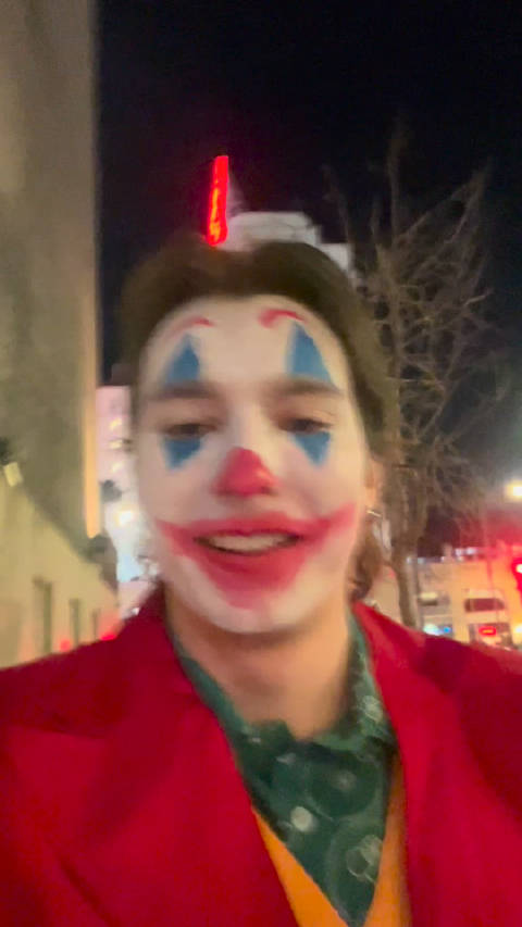 “我朋友刚给我发了个定位，让我扮成小丑过去”（tiktok：slimecicle）