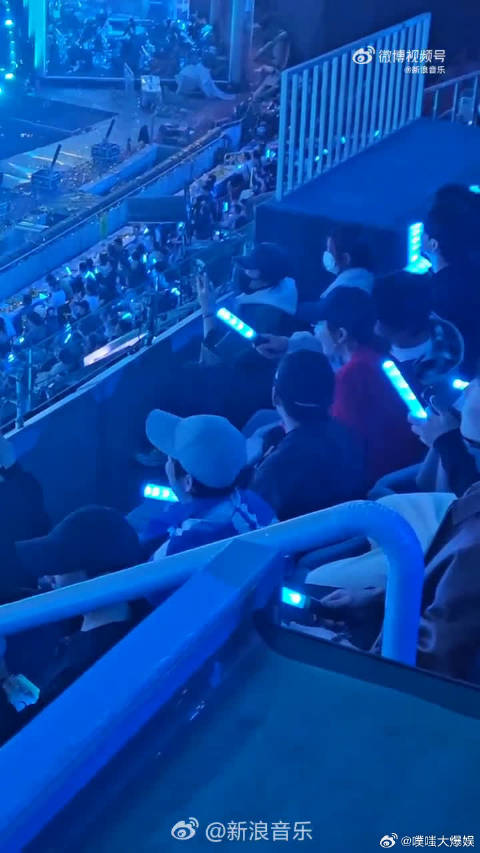 快乐家族现身张杰鸟巢演唱会，何炅维嘉吴昕同框