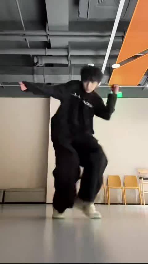 穆祉丞翻跳刘耀文歌曲获对手认输