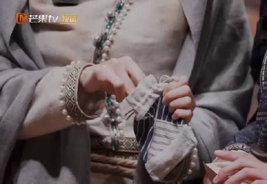 何炅王鸥翻出吴昕旧物，大侦探再现甄嬛武林经典