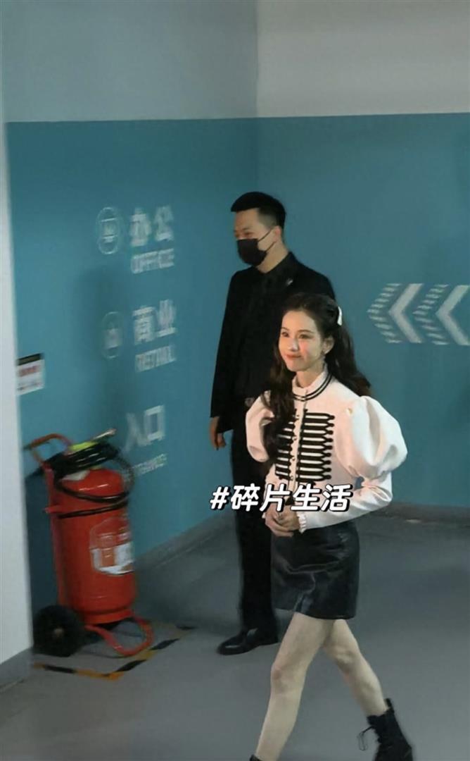 陈都灵剧宣活动,千金风好萌腿好长呀,还和曾舜晞一起花式比心!