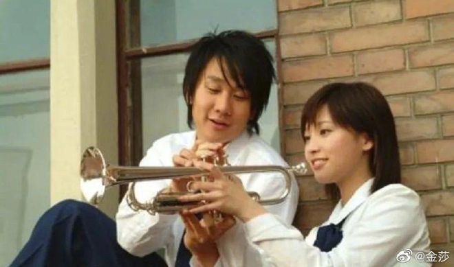 金莎发文感慨出道16周年，晒与师兄林俊杰青涩合照