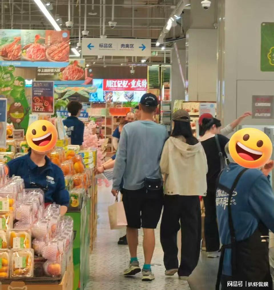 任重孙骁骁合体现身被偶遇，夫妻俩挽手逛超市好甜，曝已定居重庆