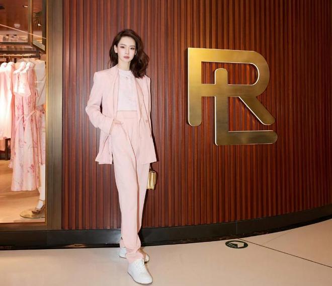 戚薇变得越来越青春了，白色背心搭配粉色修身西服尽显女王风韵！