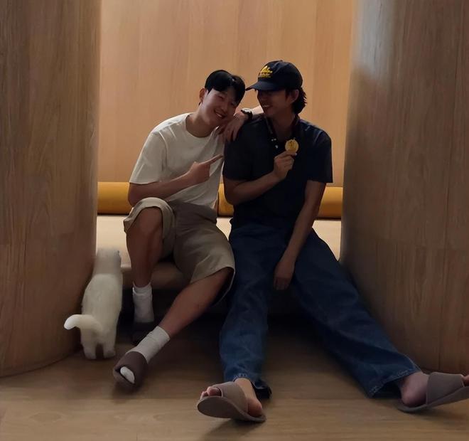 孔刘和孙兴慜互动引热议，孔刘挂欧冠奖牌，孙兴慜送签名球衣