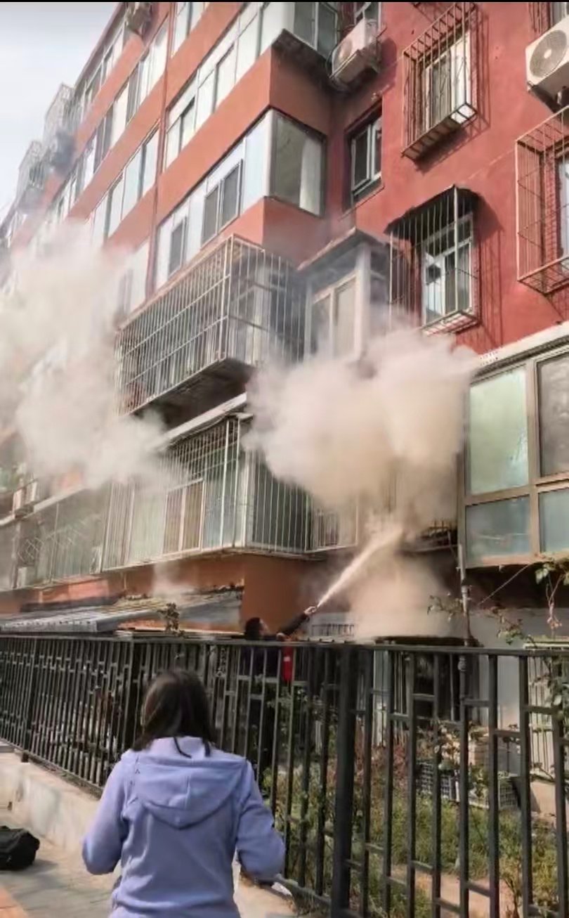 飯店工作人員用滅火器將火撲滅。西城消防供圖