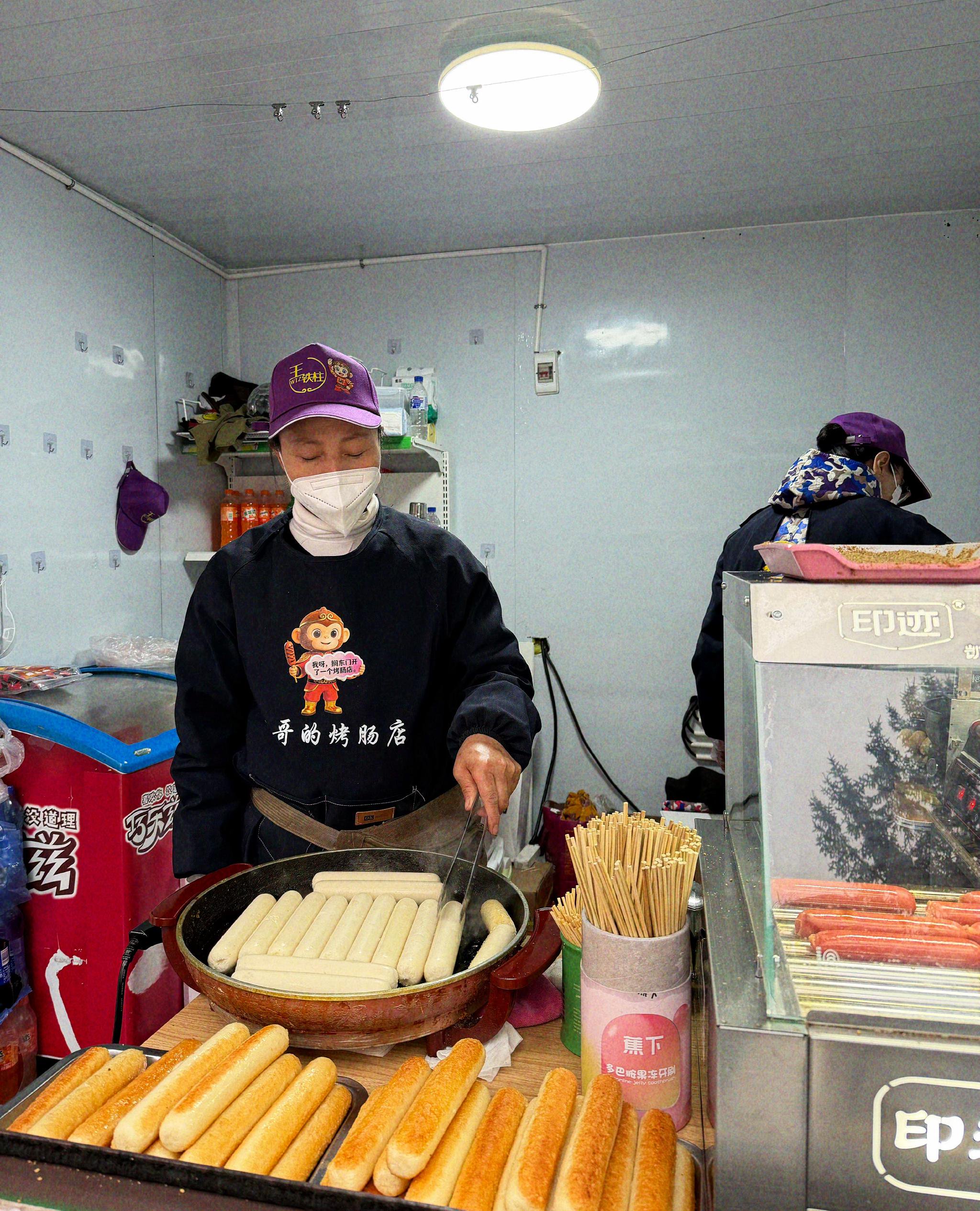 王鐵柱的媽媽在烤腸店工作。 新京報記者 鹹運禎 攝
