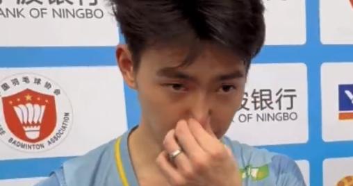 王昶露婚戒帮队友拎球包！贾一凡输球后流泪，国羽亚锦赛八强出炉