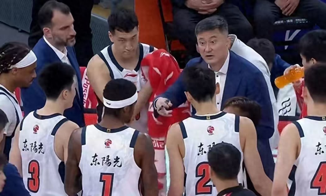 广东男篮四缺一，外援全倒本土硬撑，重建真能靠一个麦考伊？
