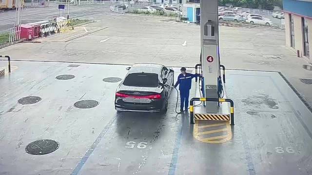 合肥无牌奥迪加632元油后逃单,员工损失四天工资