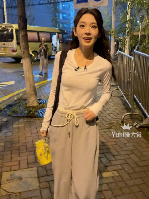 就这样冒着雨奔向爱她的人