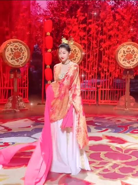 关晓彤水袖舞惊艳全场，红妆演绎东方美学
