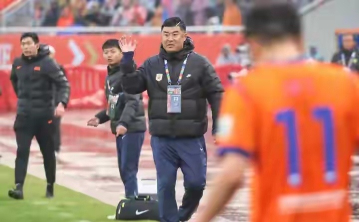 3连败也不会下课！名记透露韩鹏帅位很安全，鲁媒：又是四大皆空