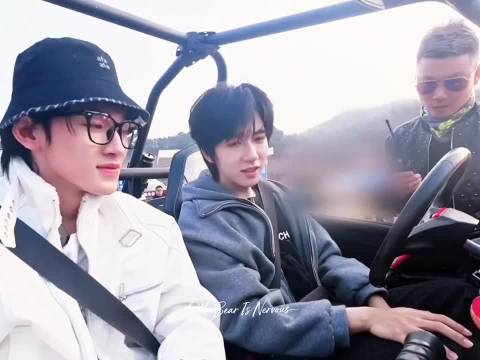 贺峻霖自述被22辆私生追车，曾为百亿富翁当司机