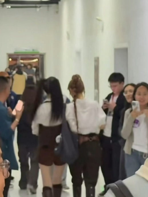 《浪姐》陈瑶张月牵手被拍，粉丝调侃引爆热议