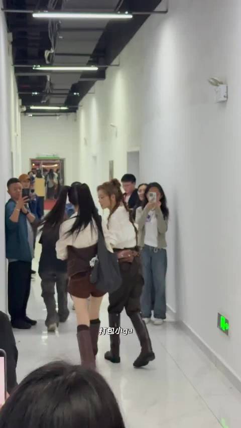 浪姐一公直播结束后，“张月陈瑶被贴脸怎么下班还牵手啊”一秒松开