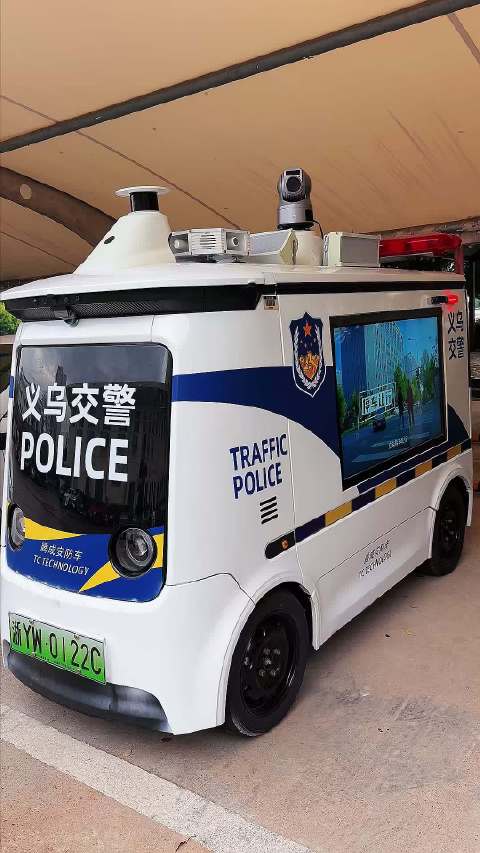 义乌街头出现AI交警