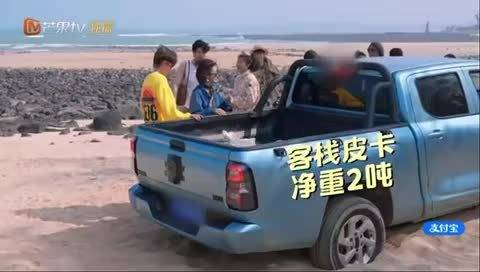 秦岚沈月合力抬起2吨皮卡展现女性力量