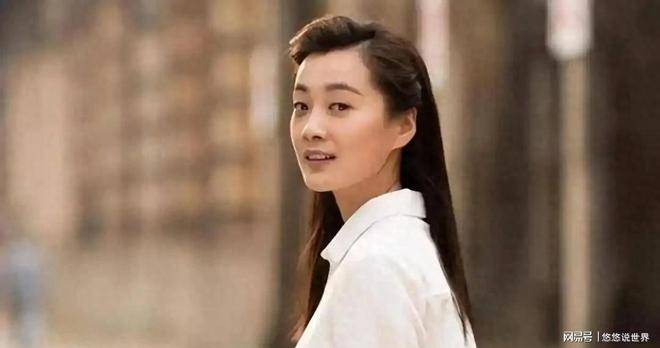 三登春晚获赵本山青睐，前任为李小冉丈夫，41岁至今单身