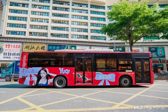深圳公交58路全车身广告，MOLSION宋雨琦专列上线