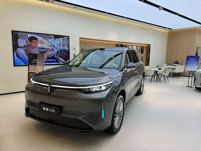 魏牌V9X到店，大过问界M9+纯电续航470km，配双腔空悬+后轮转向_燕赵女司机