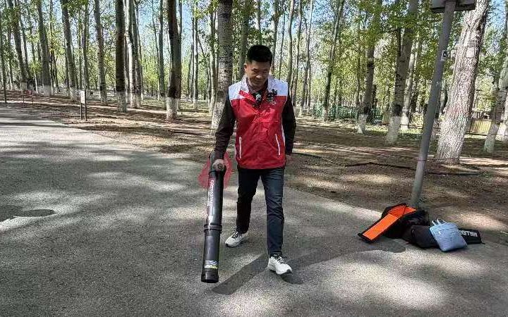 輕便手提式楊柳飛絮吸收機已投入使用。北京市園林綠化局供圖