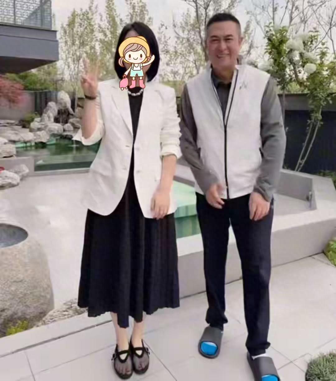 张嘉译迎来56生日！在西安大别墅请客，别墅院子很气派，还有假山