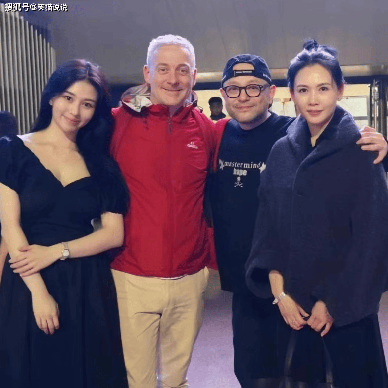邱淑贞与丈夫带女儿亮相巴黎奥运，沈月与妈妈贴脸合照，与郭晶晶合影好开心_前往_穿着_沈嘉伟