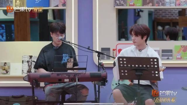 亮哥翻唱陶喆经典歌曲《天天》，温柔嗓音与和声获赞
