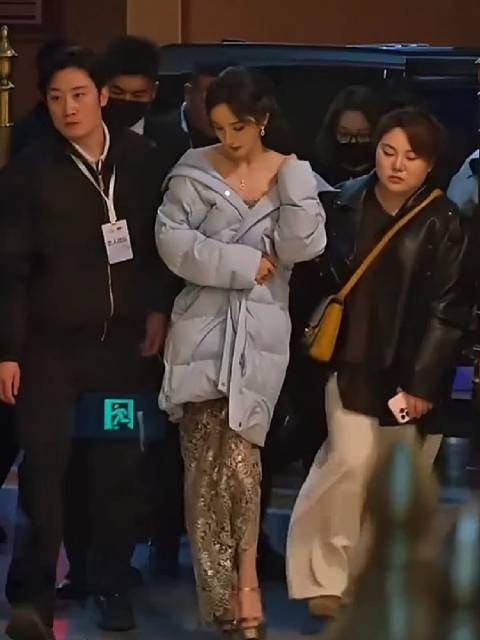 杨幂以盘发露背造型诠释冬夜松弛感